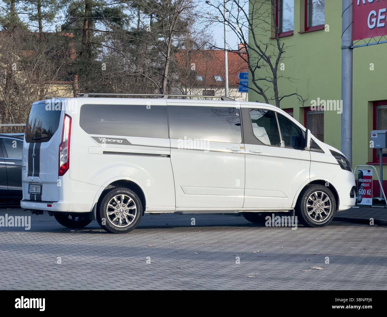 Ostrava, Cechia - 25 novembre 2011: Auto Ford Tourneo Custom MPV parcheggiata in strada Foto Stock
