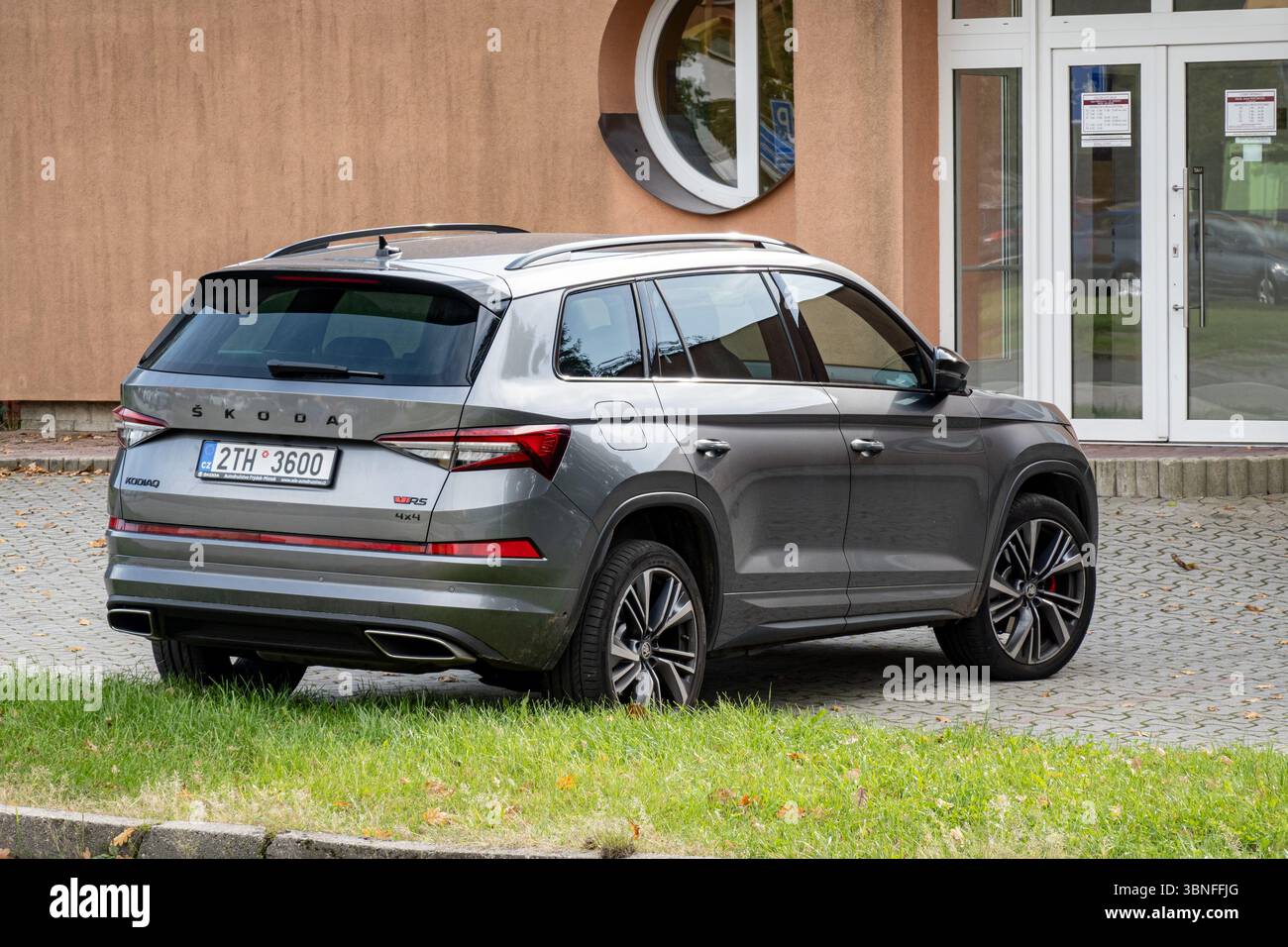 Havirov, Repubblica Ceca - 12 ottobre 27, 2023: Silver Czech Skoda Kodiaq RS SUV auto parcheggiata su strada, vista laterale posteriore Foto Stock