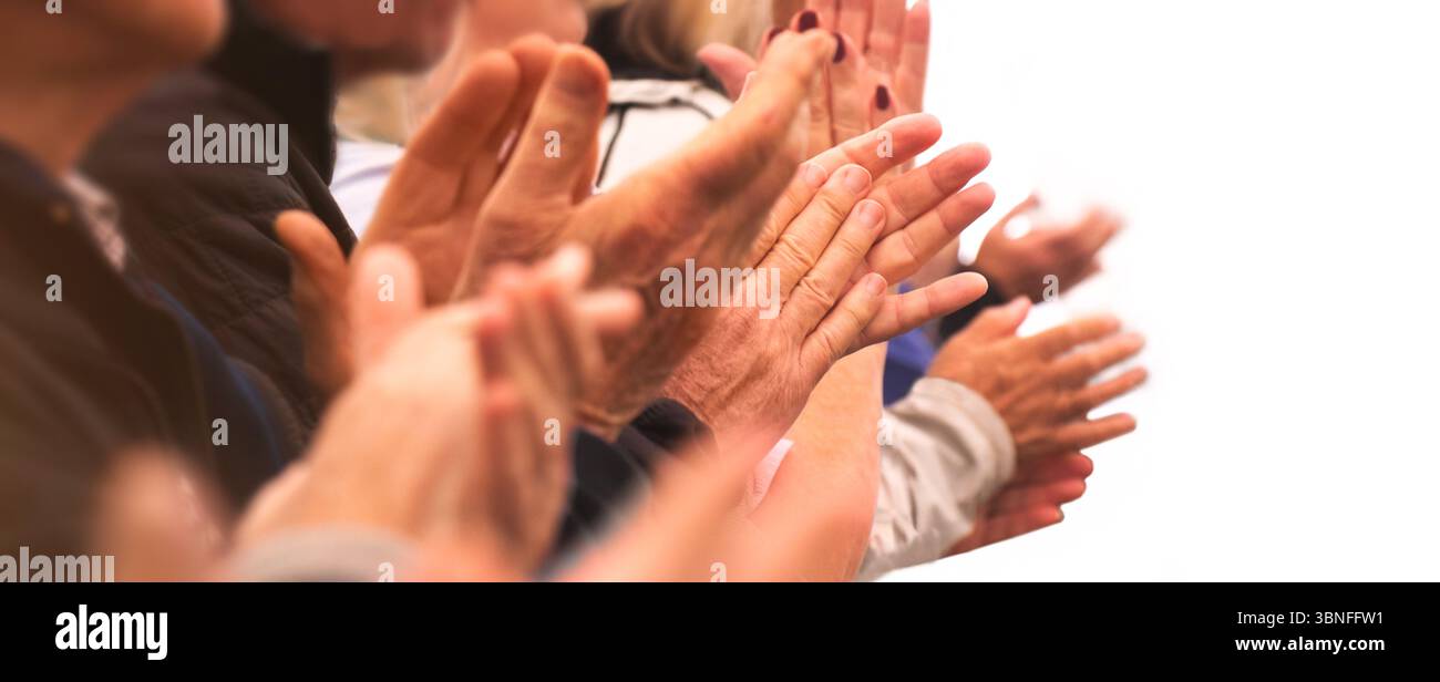 Grazie applausi - una folla di persone che battono le mani in fila su sfondo bianco. Gli adulti anziani grati applaudono con entusiasmo. Persone anonime. Foto Stock