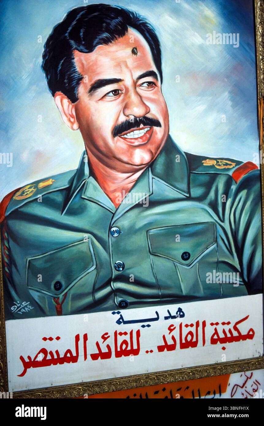 Saddam Hussein poster ritratto, con un buco di proiettile in fronte. Basra, Iraq meridionale, anni '1984 1980, HOMER SYKES Foto Stock