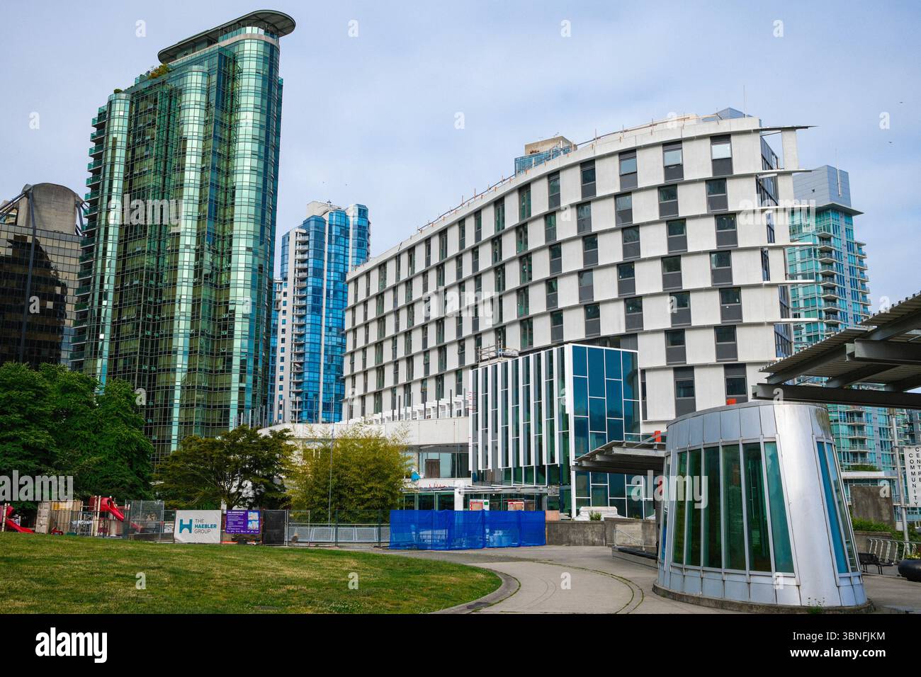 Coal Harbour Park con il condominio Harbourside Park e la nuova Passive House Build, Vancouver, British Columbia. Foto Stock