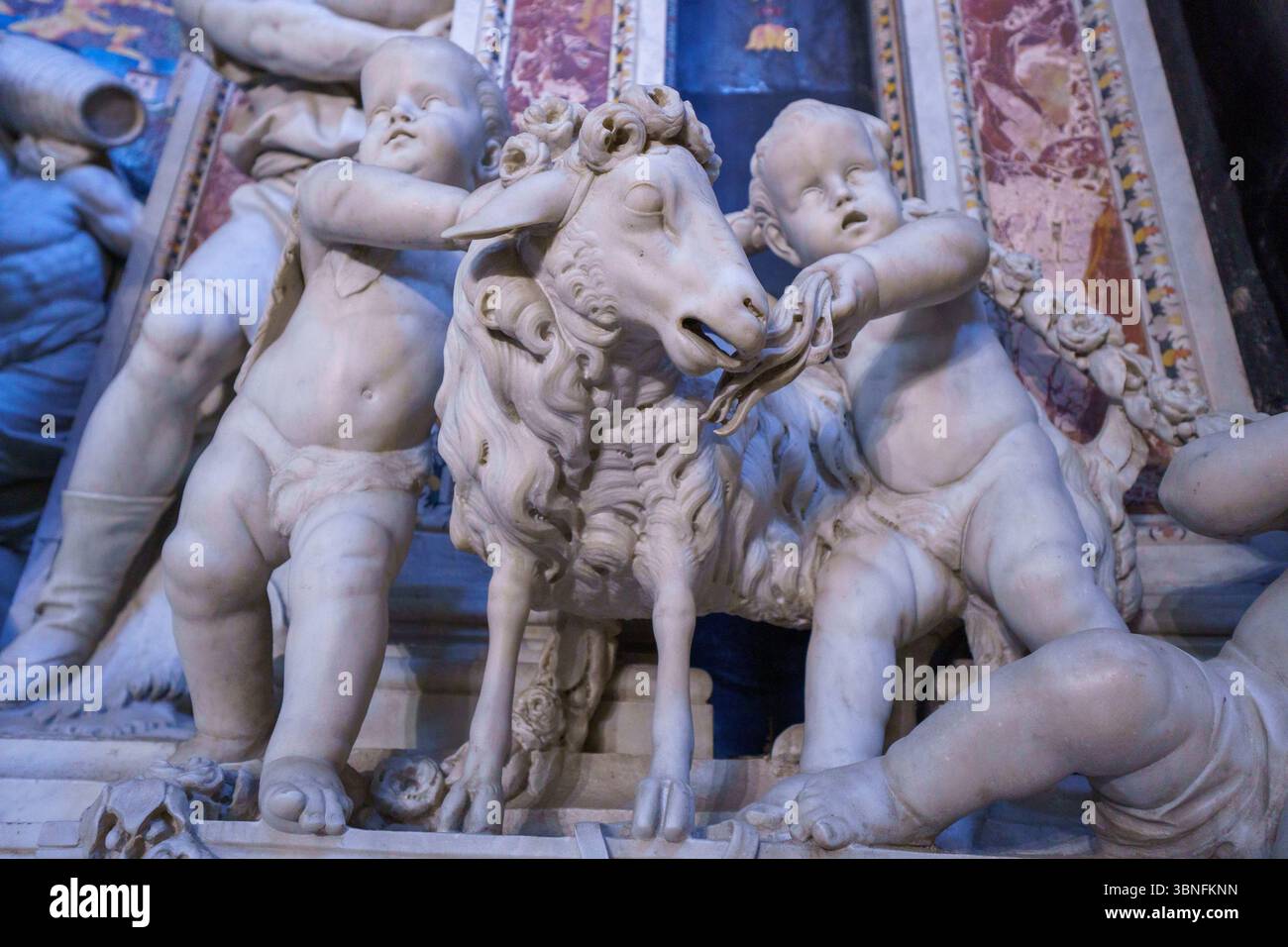 Una dettagliata scultura in marmo all'interno della Chiesa del Gesu (Casa professa) a Palermo, Sicilia, raffigurante una pecora centrale con lana intricatamente intagliata, Foto Stock