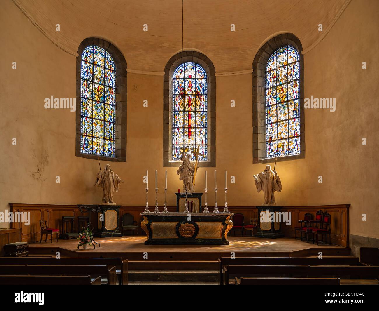 Cappella del Santissimo Sacramento nella Cattedrale di Saint-Malo, con statue in marmo di Francesco Schiaffino che rappresentano la fede, San Maur e San Benedetto Foto Stock