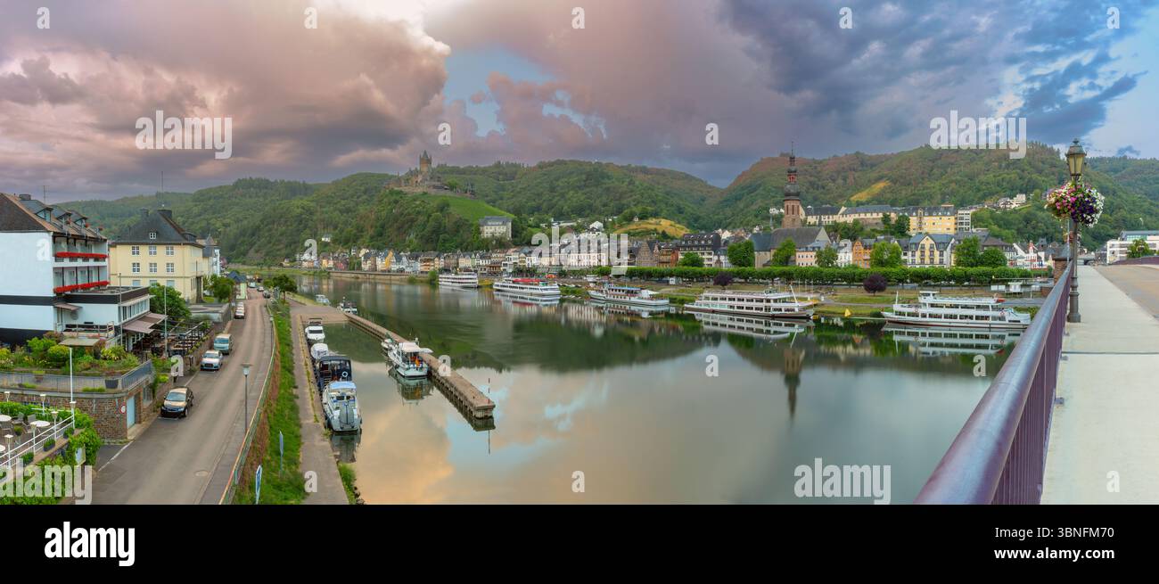 Vista di Reichsburg sulla collina e del fiume Mosella all'alba a Cochem, Germania Foto Stock