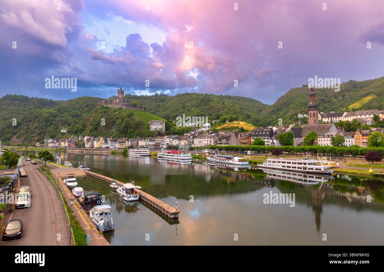 Vista di Reichsburg sulla collina e del fiume Mosella all'alba a Cochem, Germania Foto Stock