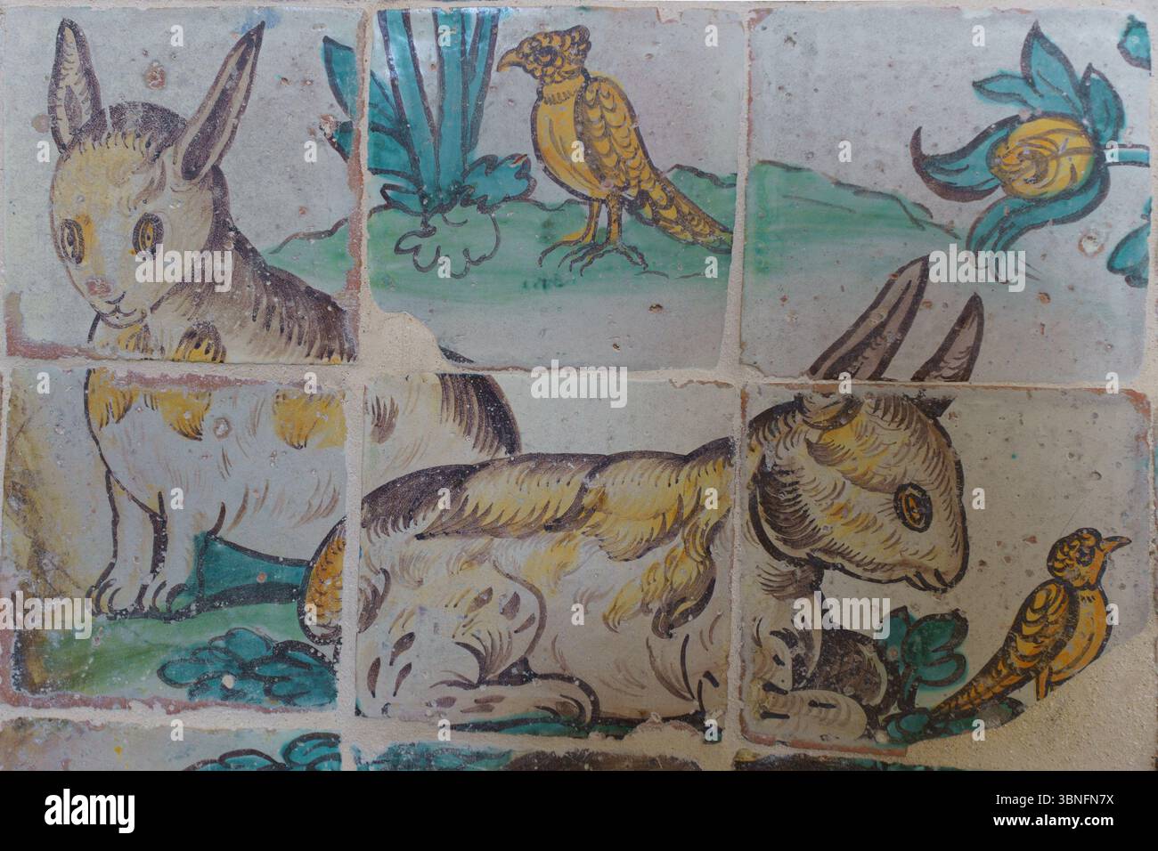 Un primo piano di piastrelle in ceramica dipinte a mano d'epoca all'interno della Chiesa di Gesù a Palermo, in Sicilia. Le piastrelle presentano affascinanti illustrazioni di conigli e. Foto Stock