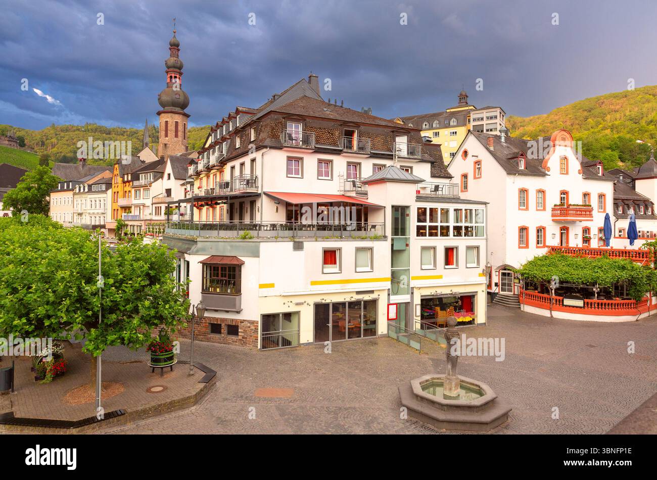 Storica piazza del mercato con fontana e torre a Cochem, Germania Foto Stock
