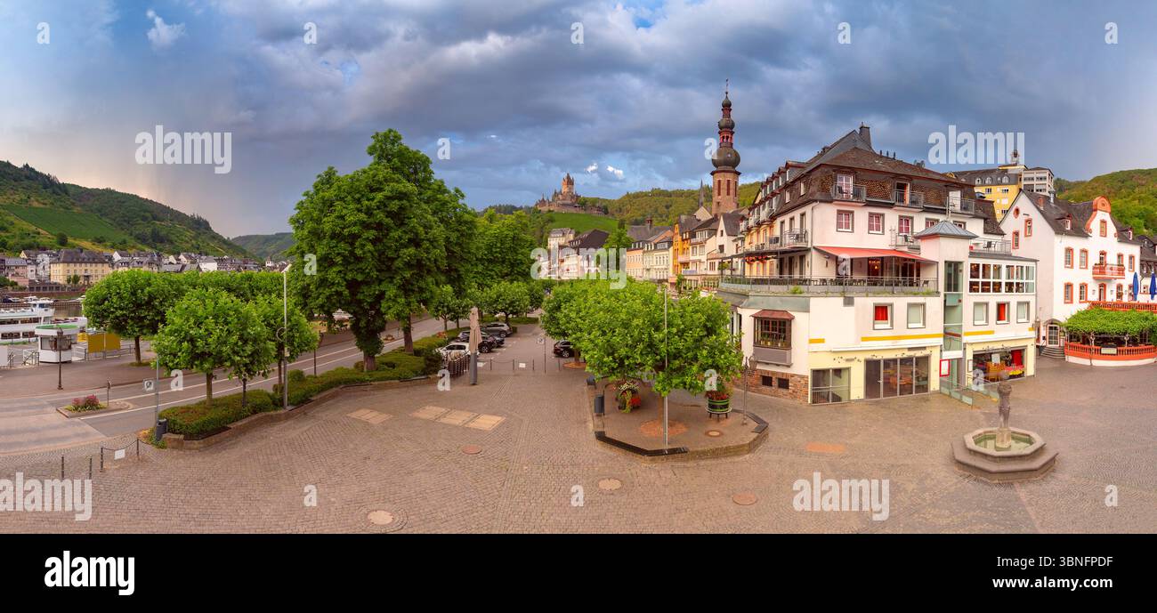 Storica piazza del mercato con fontana e torre a Cochem, Germania Foto Stock