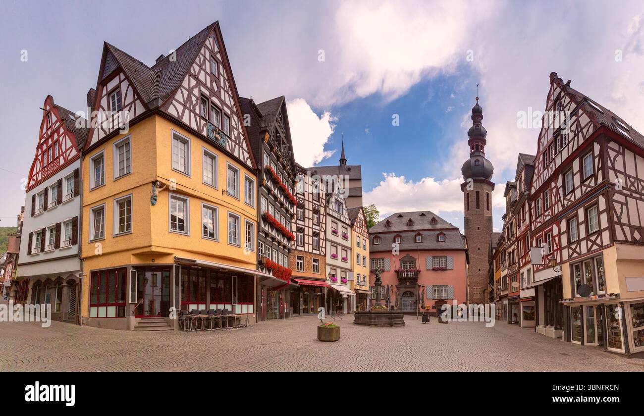 Edifici a graticcio e torre della chiesa sulla piazza del mercato a Cochem, Germania Foto Stock