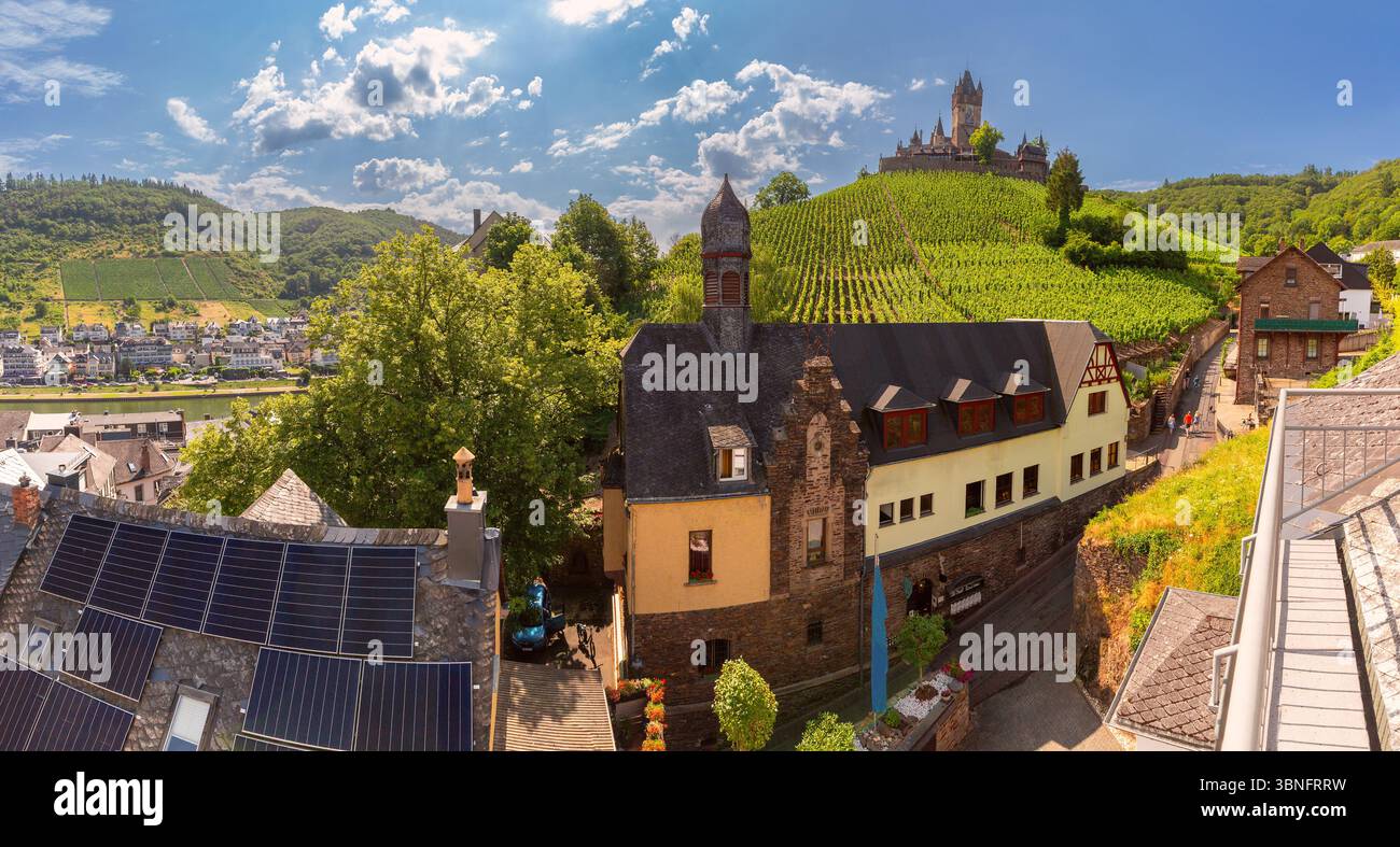 Vista di Reichsburg sopra i vigneti e i tetti di Cochem, Germania Foto Stock