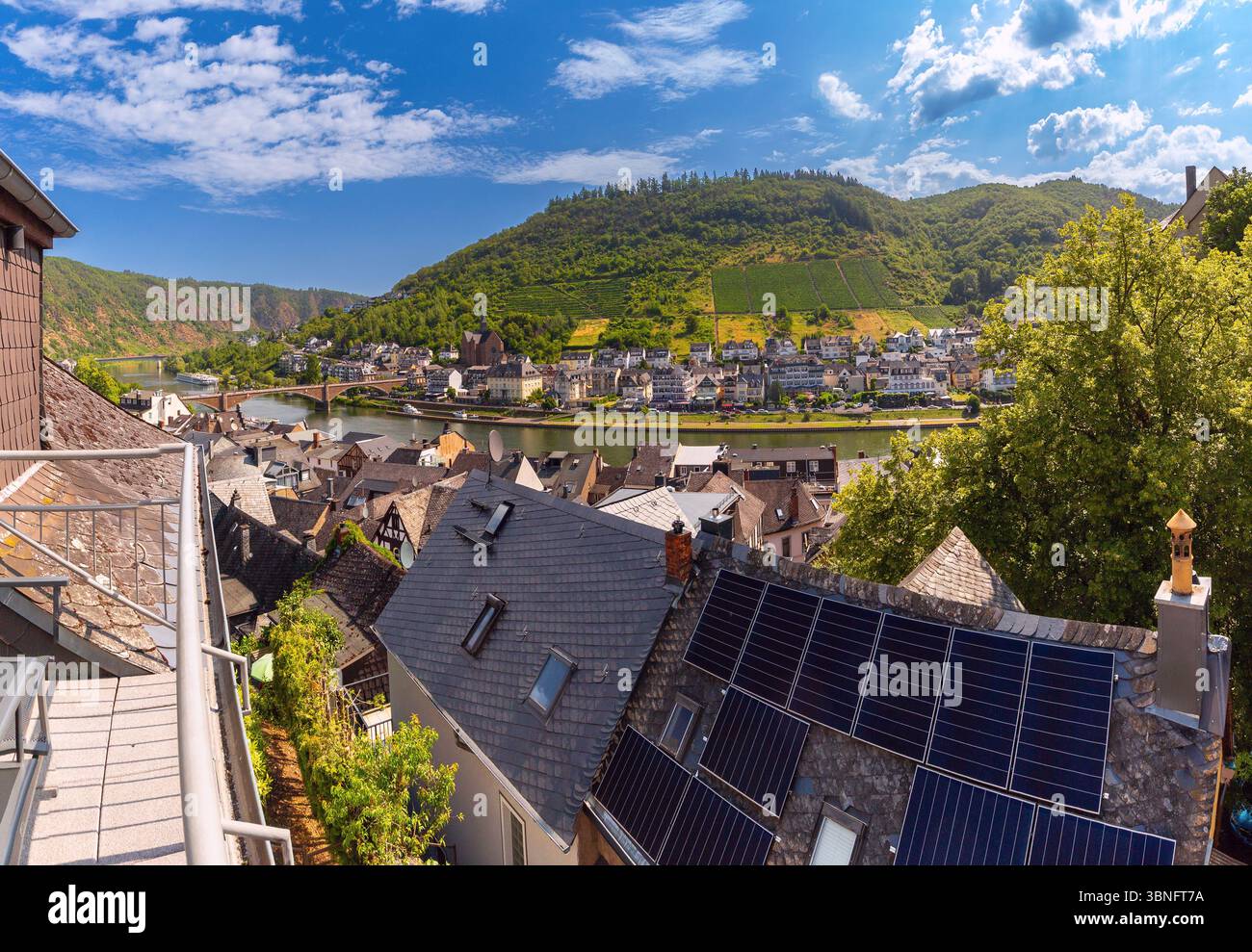 Vista dal tetto con pannelli solari verso il fiume Mosella e le colline di Cochem, Germania Foto Stock