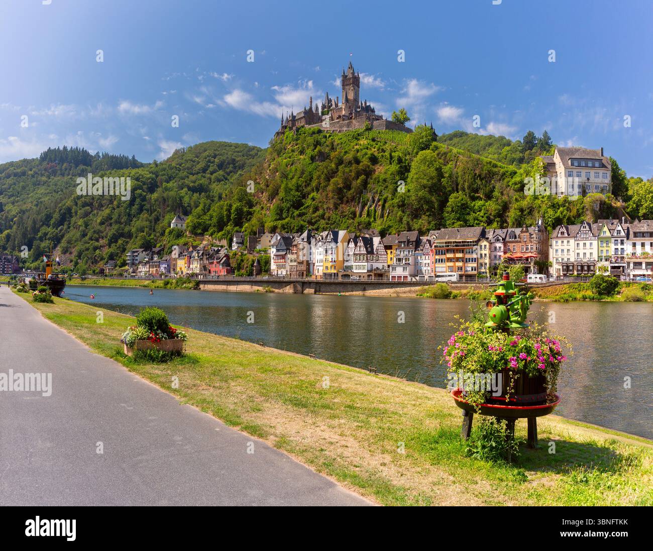 Vista di Reichsburg sulla collina sopra il fiume Mosella e case colorate a Cochem, Germania Foto Stock