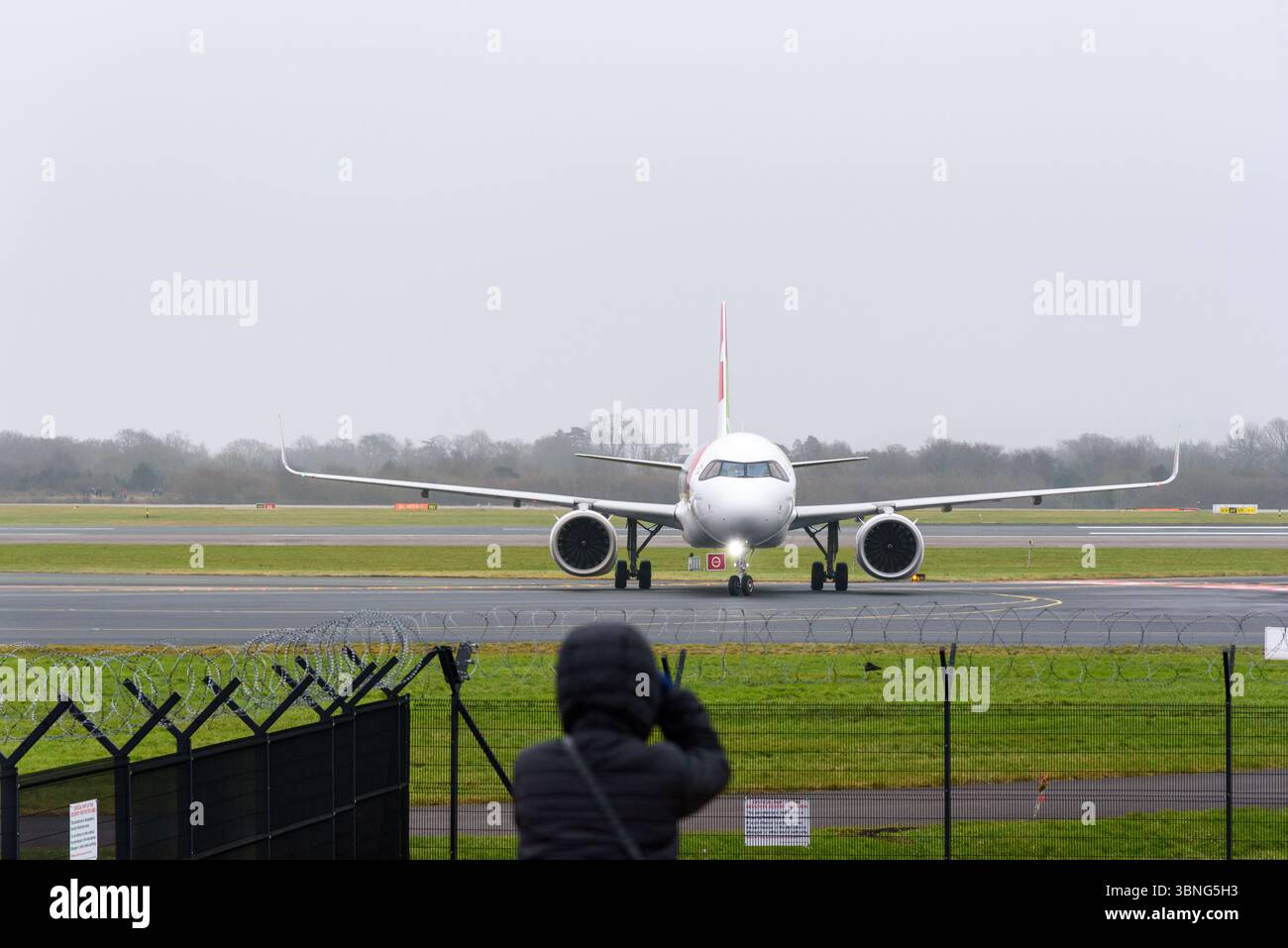 Air Portugal Airbus A320 neo in una giornata cupa all'aeroporto di Manchester Foto Stock