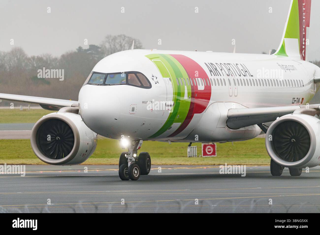 Air Portugal Airbus A320 neo in una giornata cupa all'aeroporto di Manchester Foto Stock