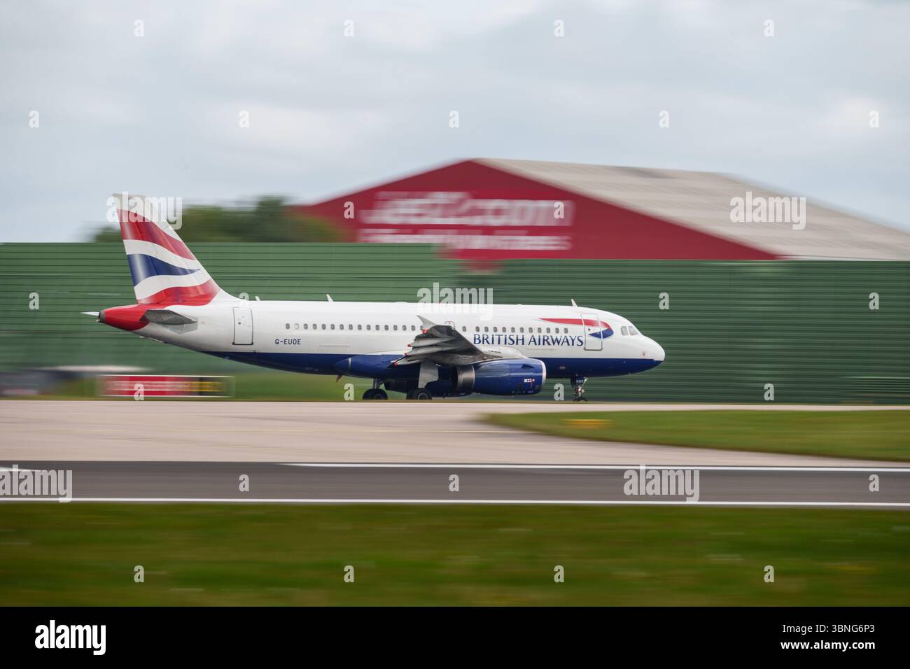 I passeggeri viaggiano su una pista, mostrando l'emblema di Eurowings, nuvole in alto, raffiguranti l'aviazione e i trasporti. Foto Stock