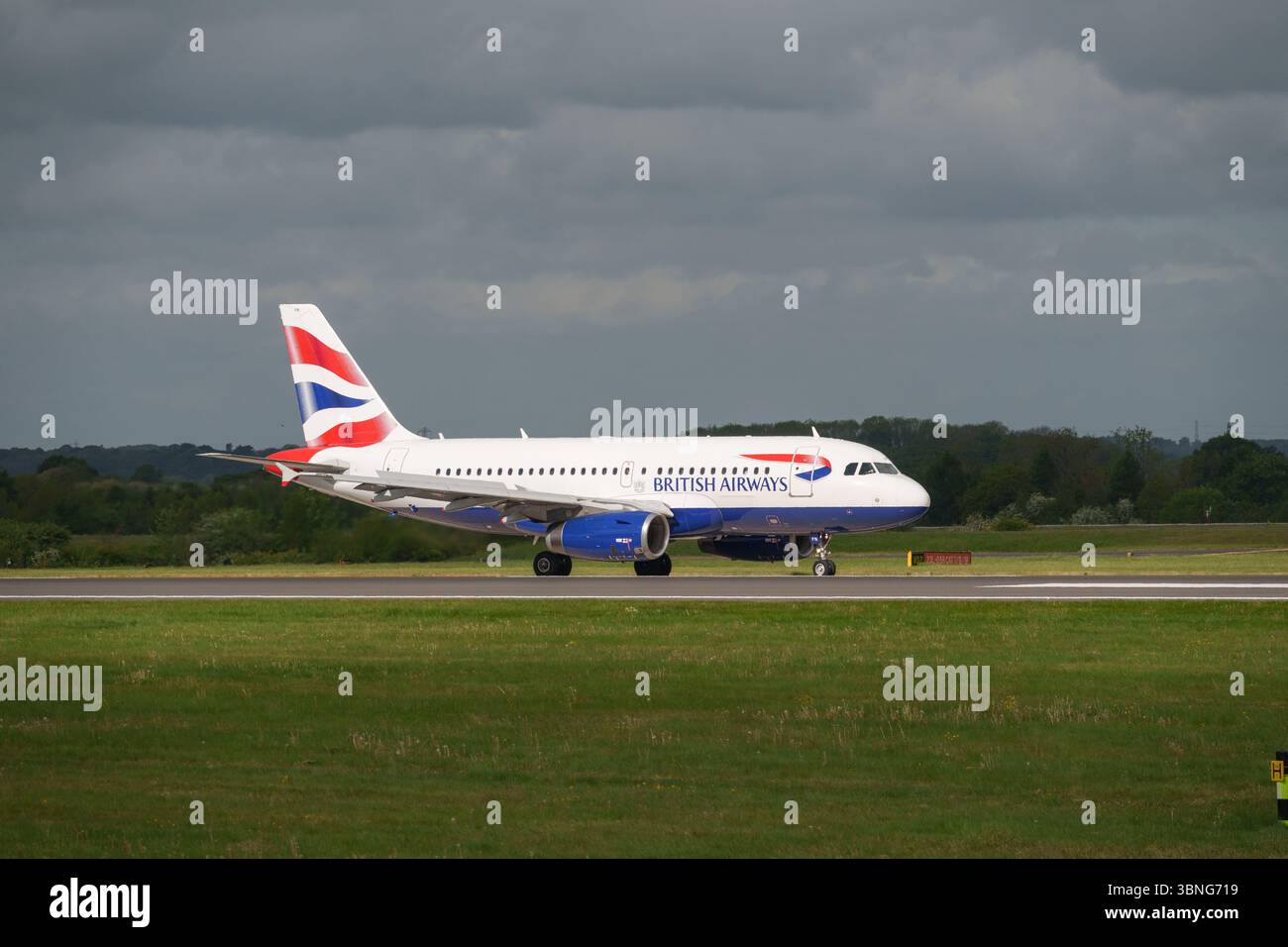 I passeggeri viaggiano su una pista, mostrando l'emblema di Eurowings, nuvole in alto, raffiguranti l'aviazione e i trasporti. Foto Stock