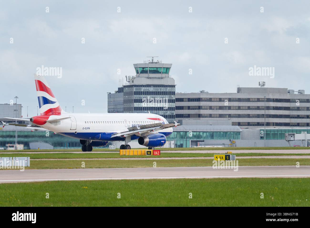 I passeggeri viaggiano su una pista, mostrando l'emblema di Eurowings, nuvole in alto, raffiguranti l'aviazione e i trasporti. Foto Stock