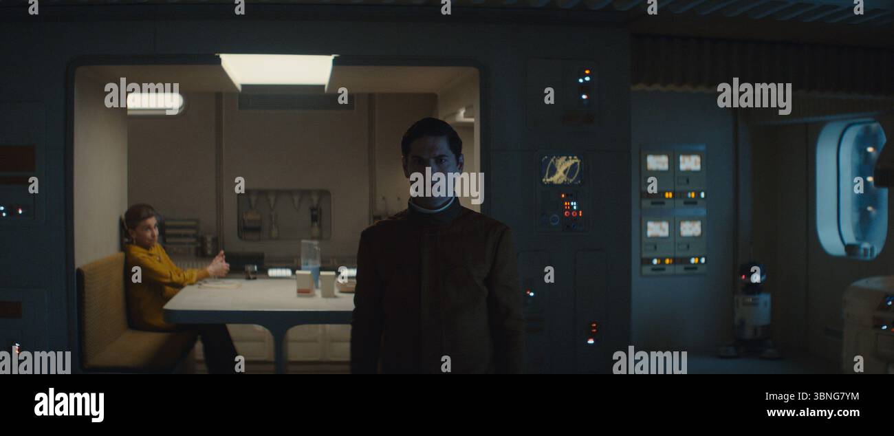 Andor (2022) Eedy Karn (Kathryn Hunter) Syril Karn (Kyle Soller) *Filmstill - solo per uso editoriale* Vedi istruzioni speciali. Immagine CAP/TFS fornita da Capital Pictures Foto Stock