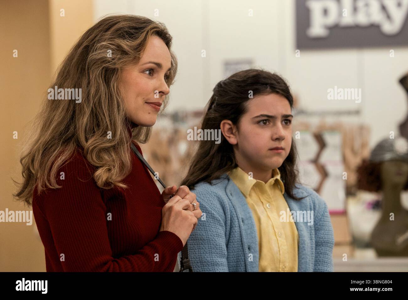 Sei lì, Dio? IT's me, Margaret (2023)Rachel McAdams nel ruolo di Barbara Dimon Abby Ryder Fortson nel ruolo di Margaret Simon *Filmstill - solo per uso editoriale* Vedi istruzioni speciali. Immagine CAP/TFS fornita da Capital Pictures Foto Stock