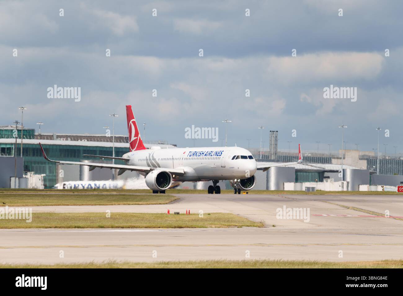 Aeromobili Turkish Airlines presso Airport Taxiway con Terminal in background Foto Stock