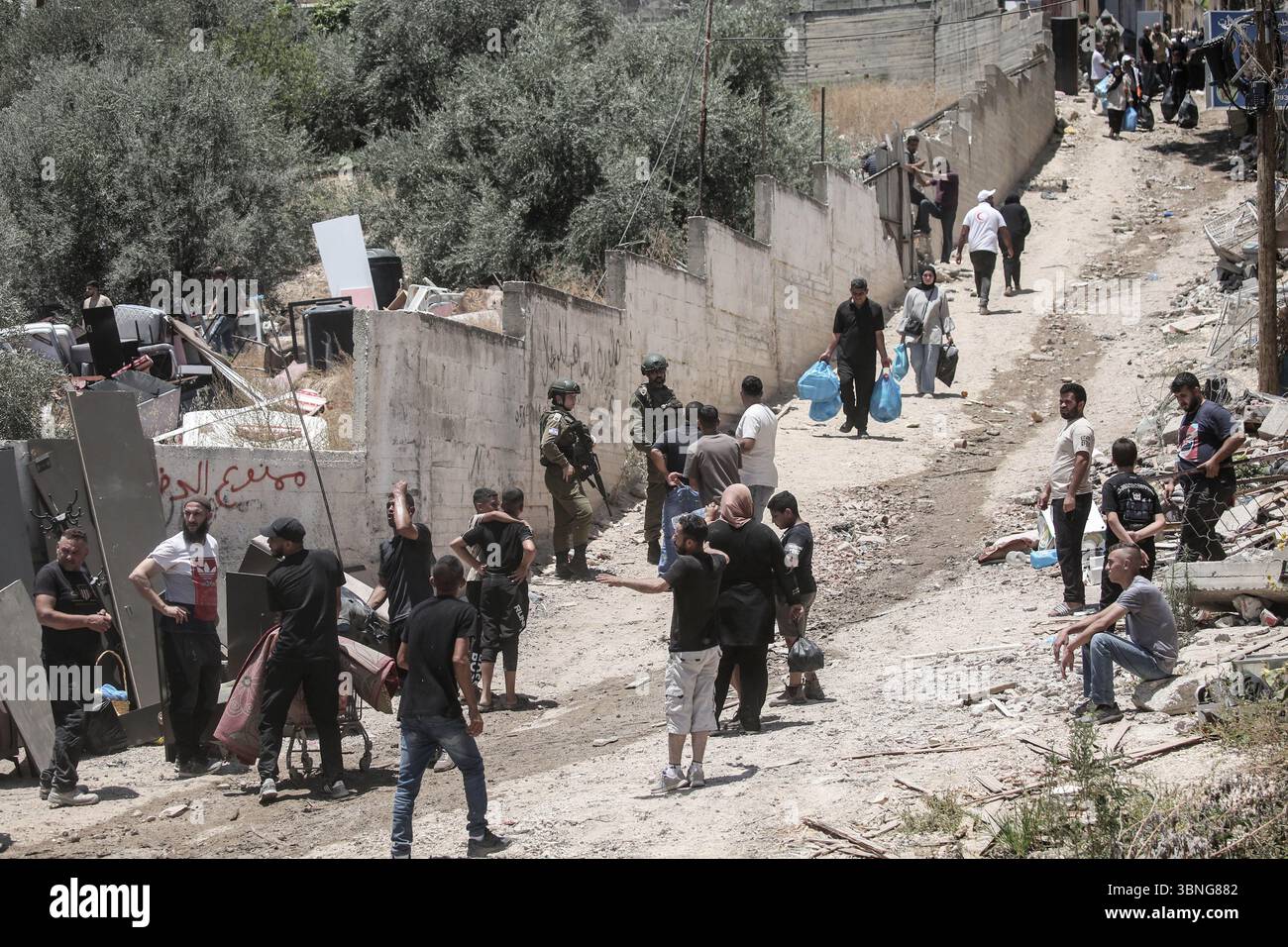 Tulkarm, Palestina. 2 luglio 2025. Le famiglie palestinesi portano con sé i loro effetti personali mentre fuggono dal campo profughi di Tulkarm. Le forze israeliane hanno permesso ai residenti di recuperare i loro effetti personali dopo aver emesso avvisi di demolizione per diverse case, nel mezzo di un'offensiva durata mesi in Cisgiordania che ha allontanato circa 35.000 palestinesi dalle loro case nel campo profughi di Tulkarm. Credito: SOPA Images Limited/Alamy Live News Foto Stock