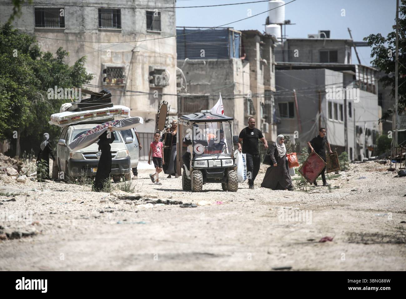 Tulkarm, Palestina. 2 luglio 2025. Le famiglie palestinesi portano con sé i loro effetti personali mentre fuggono dal campo profughi di Tulkarm. Le forze israeliane hanno permesso ai residenti di recuperare i loro effetti personali dopo aver emesso avvisi di demolizione per diverse case, nel mezzo di un'offensiva durata mesi in Cisgiordania che ha allontanato circa 35.000 palestinesi dalle loro case nel campo profughi di Tulkarm. Credito: SOPA Images Limited/Alamy Live News Foto Stock