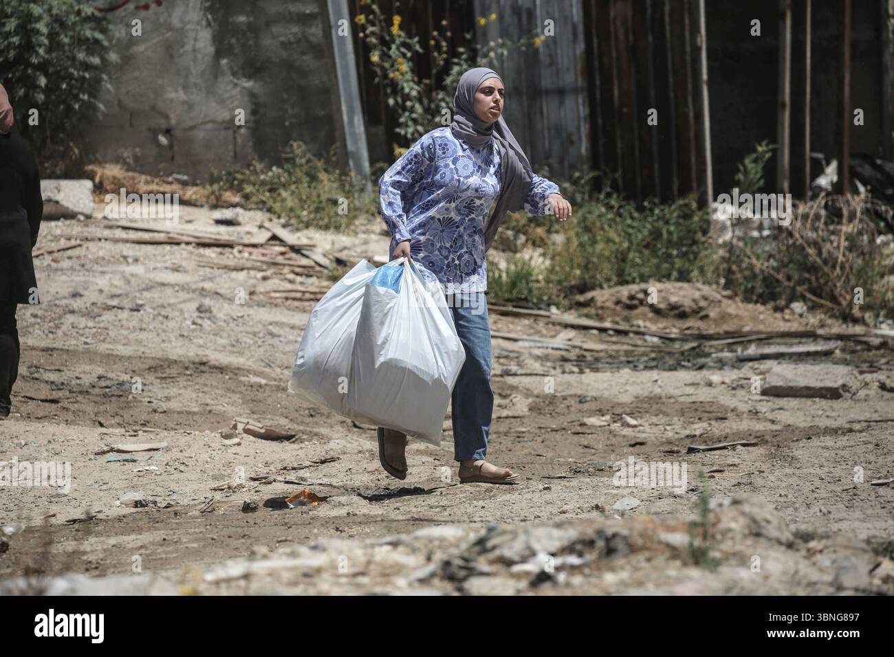 Tulkarm, Palestina. 2 luglio 2025. Un palestinese porta i suoi effetti personali mentre fuggono dal campo profughi di Tulkarm. Le forze israeliane hanno permesso ai residenti di recuperare i loro effetti personali dopo aver emesso avvisi di demolizione per diverse case, nel mezzo di un'offensiva durata mesi in Cisgiordania che ha allontanato circa 35.000 palestinesi dalle loro case nel campo profughi di Tulkarm. Credito: SOPA Images Limited/Alamy Live News Foto Stock