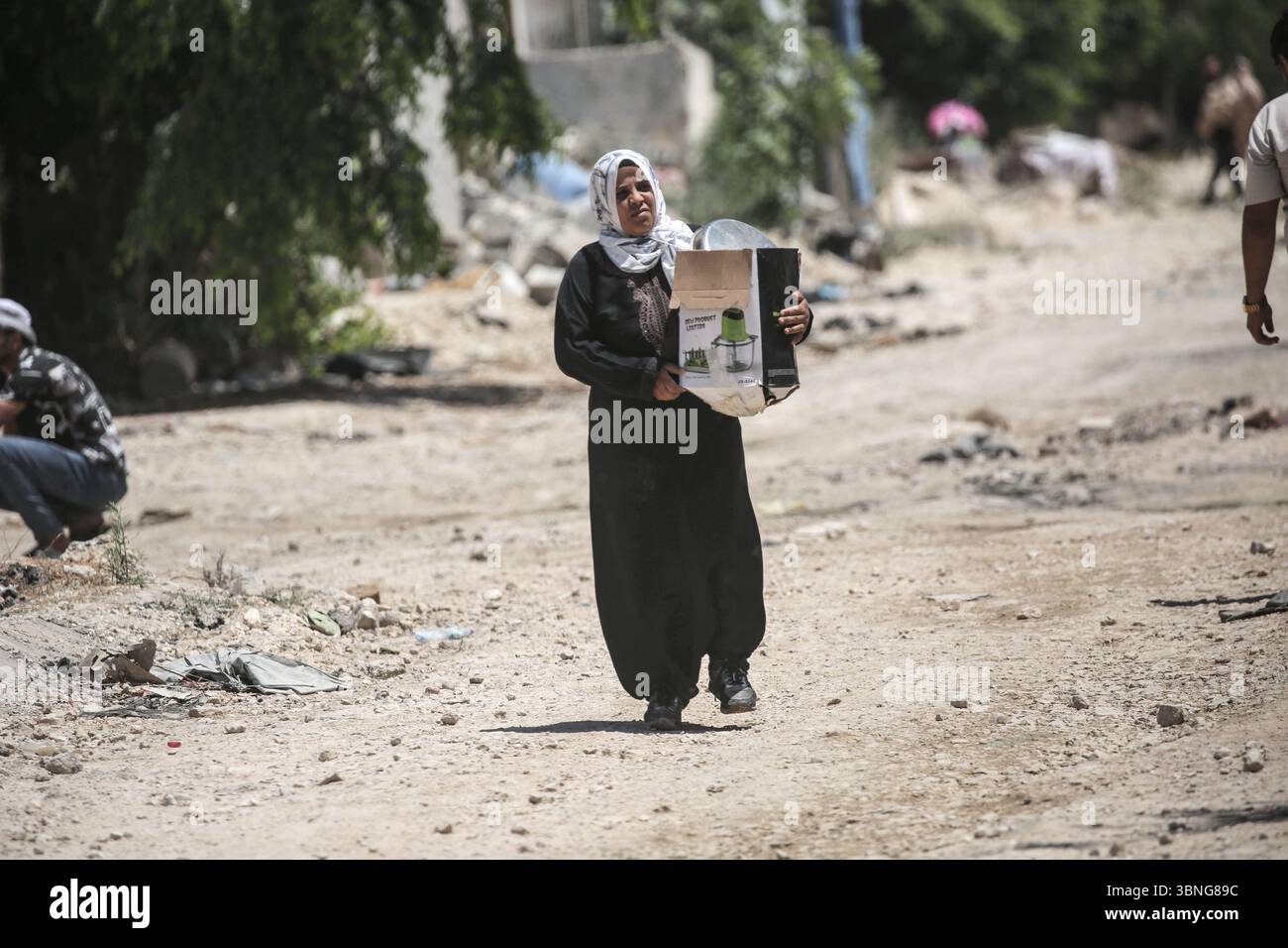 Tulkarm, Palestina. 2 luglio 2025. Un palestinese porta i suoi effetti personali mentre fuggono dal campo profughi di Tulkarm. Le forze israeliane hanno permesso ai residenti di recuperare i loro effetti personali dopo aver emesso avvisi di demolizione per diverse case, nel mezzo di un'offensiva durata mesi in Cisgiordania che ha allontanato circa 35.000 palestinesi dalle loro case nel campo profughi di Tulkarm. Credito: SOPA Images Limited/Alamy Live News Foto Stock