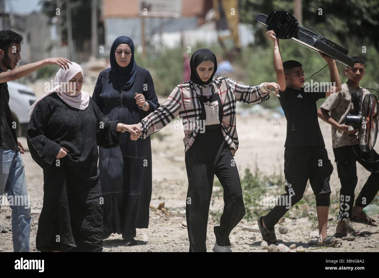 Tulkarm, Palestina. 2 luglio 2025. Le famiglie palestinesi portano con sé i loro effetti personali mentre fuggono dal campo profughi di Tulkarm. Le forze israeliane hanno permesso ai residenti di recuperare i loro effetti personali dopo aver emesso avvisi di demolizione per diverse case, nel mezzo di un'offensiva durata mesi in Cisgiordania che ha allontanato circa 35.000 palestinesi dalle loro case nel campo profughi di Tulkarm. Credito: SOPA Images Limited/Alamy Live News Foto Stock