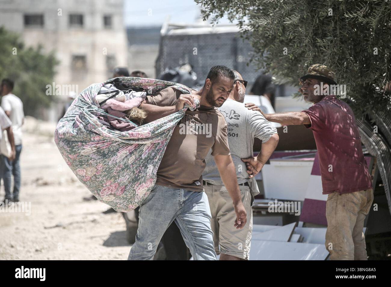 Tulkarm, Palestina. 2 luglio 2025. Le famiglie palestinesi portano con sé i loro effetti personali mentre fuggono dal campo profughi di Tulkarm. Le forze israeliane hanno permesso ai residenti di recuperare i loro effetti personali dopo aver emesso avvisi di demolizione per diverse case, nel mezzo di un'offensiva durata mesi in Cisgiordania che ha allontanato circa 35.000 palestinesi dalle loro case nel campo profughi di Tulkarm. Credito: SOPA Images Limited/Alamy Live News Foto Stock