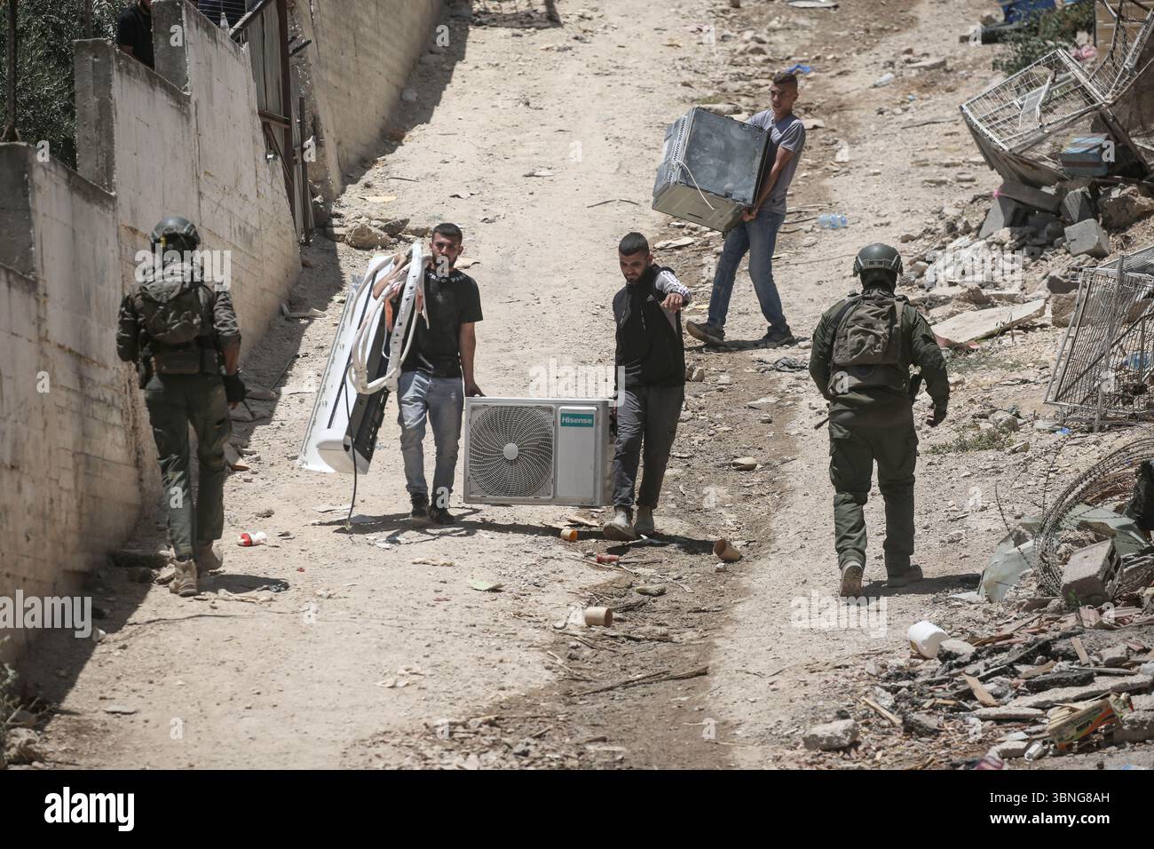 Tulkarm, Palestina. 2 luglio 2025. Le famiglie palestinesi portano con sé i loro effetti personali mentre fuggono dal campo profughi di Tulkarm. Le forze israeliane hanno permesso ai residenti di recuperare i loro effetti personali dopo aver emesso avvisi di demolizione per diverse case, nel mezzo di un'offensiva durata mesi in Cisgiordania che ha allontanato circa 35.000 palestinesi dalle loro case nel campo profughi di Tulkarm. Credito: SOPA Images Limited/Alamy Live News Foto Stock