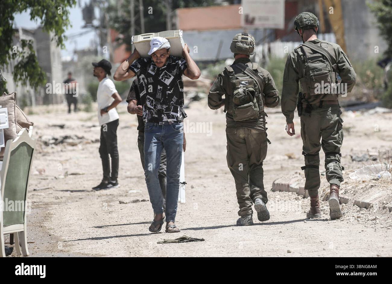 Tulkarm, Palestina. 2 luglio 2025. Le famiglie palestinesi portano con sé i loro effetti personali mentre fuggono dal campo profughi di Tulkarm. Le forze israeliane hanno permesso ai residenti di recuperare i loro effetti personali dopo aver emesso avvisi di demolizione per diverse case, nel mezzo di un'offensiva durata mesi in Cisgiordania che ha allontanato circa 35.000 palestinesi dalle loro case nel campo profughi di Tulkarm. Credito: SOPA Images Limited/Alamy Live News Foto Stock
