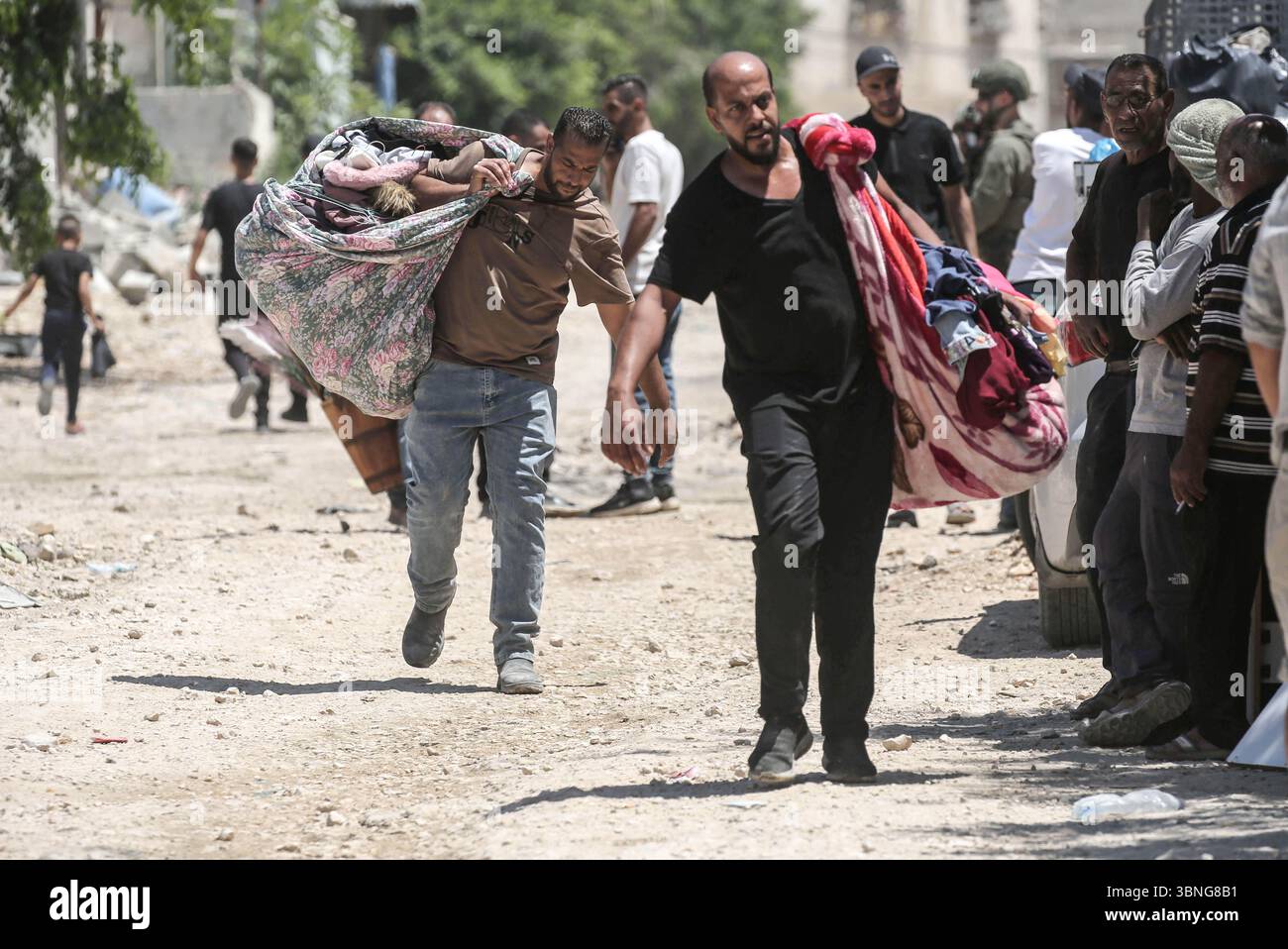 Tulkarm, Palestina. 2 luglio 2025. Le famiglie palestinesi portano con sé i loro effetti personali mentre fuggono dal campo profughi di Tulkarm. Le forze israeliane hanno permesso ai residenti di recuperare i loro effetti personali dopo aver emesso avvisi di demolizione per diverse case, nel mezzo di un'offensiva durata mesi in Cisgiordania che ha allontanato circa 35.000 palestinesi dalle loro case nel campo profughi di Tulkarm. Credito: SOPA Images Limited/Alamy Live News Foto Stock