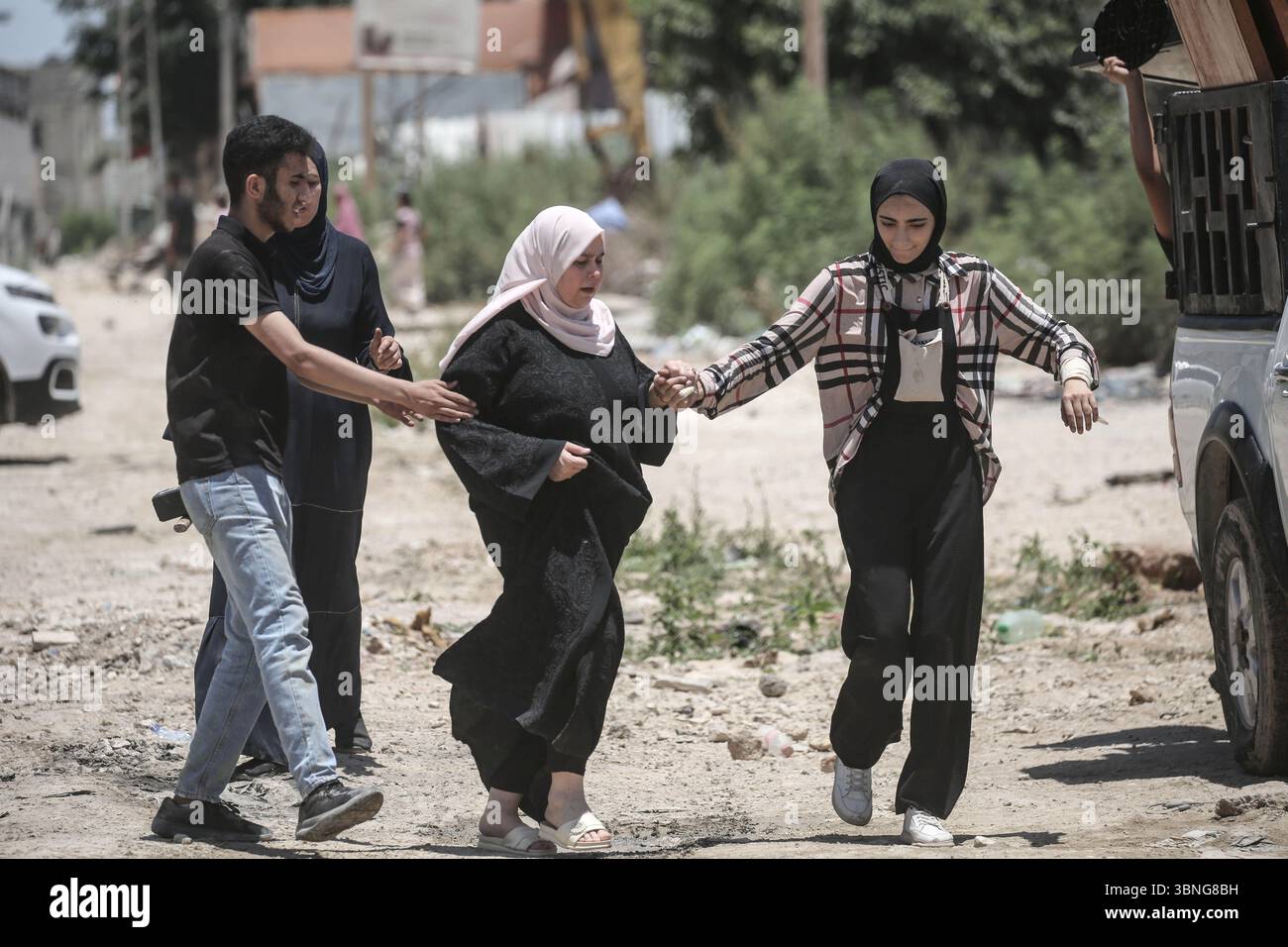 Tulkarm, Palestina. 2 luglio 2025. Le famiglie palestinesi portano con sé i loro effetti personali mentre fuggono dal campo profughi di Tulkarm. Le forze israeliane hanno permesso ai residenti di recuperare i loro effetti personali dopo aver emesso avvisi di demolizione per diverse case, nel mezzo di un'offensiva durata mesi in Cisgiordania che ha allontanato circa 35.000 palestinesi dalle loro case nel campo profughi di Tulkarm. Credito: SOPA Images Limited/Alamy Live News Foto Stock