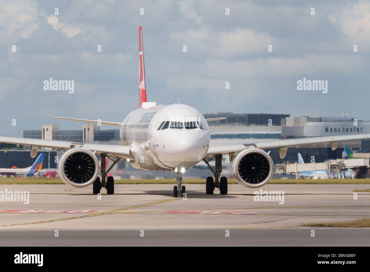 Aeromobili Turkish Airlines presso Airport Taxiway con Terminal in background Foto Stock