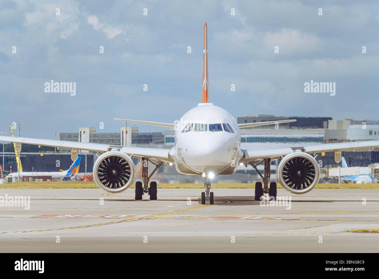 Aeromobili Turkish Airlines presso Airport Taxiway con Terminal in background Foto Stock