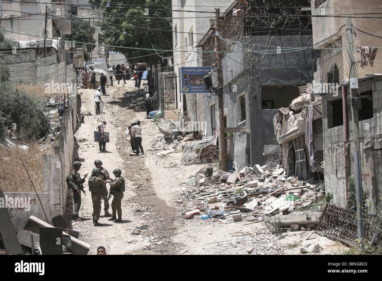 Tulkarm, Palestina. 2 luglio 2025. Le famiglie palestinesi portano con sé i loro effetti personali mentre fuggono dal campo profughi di Tulkarm. Le forze israeliane hanno permesso ai residenti di recuperare i loro effetti personali dopo aver emesso avvisi di demolizione per diverse case, nel mezzo di un'offensiva durata mesi in Cisgiordania che ha allontanato circa 35.000 palestinesi dalle loro case nel campo profughi di Tulkarm. Credito: SOPA Images Limited/Alamy Live News Foto Stock
