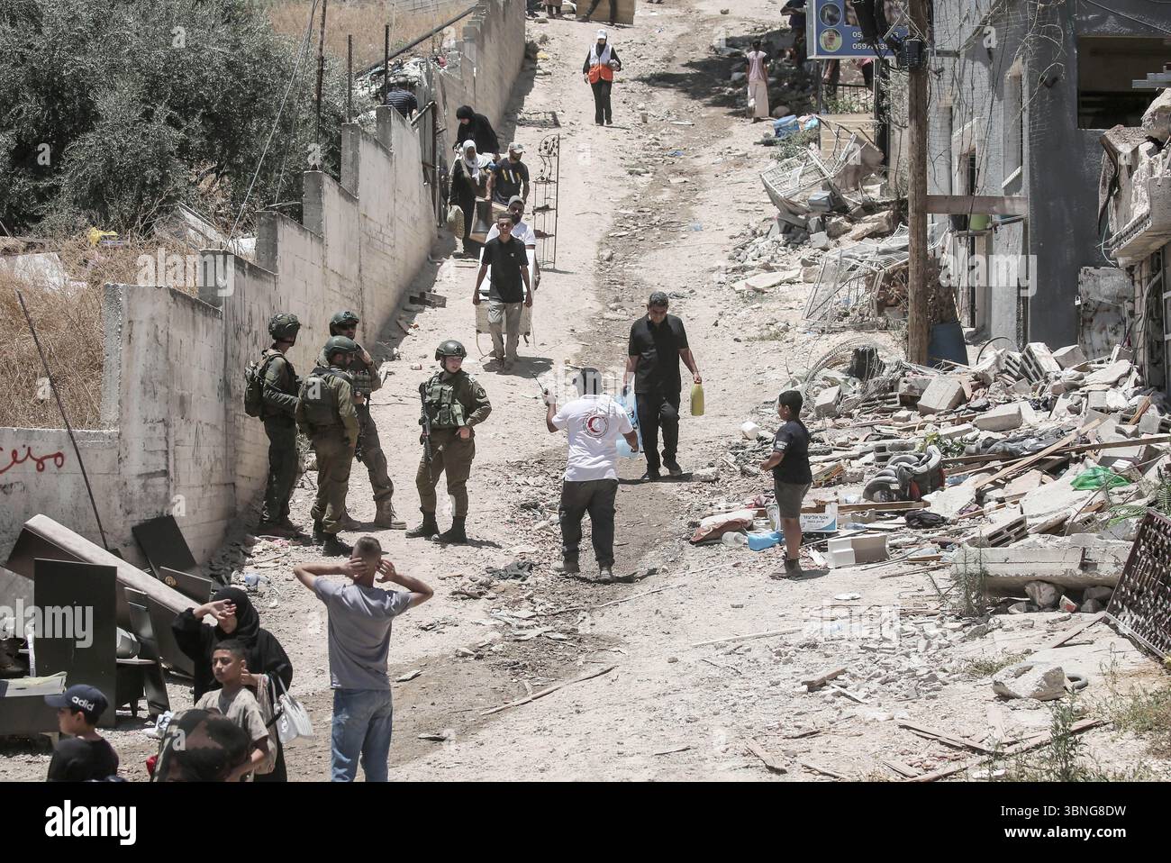 Tulkarm, Palestina. 2 luglio 2025. Le famiglie palestinesi portano con sé i loro effetti personali mentre fuggono dal campo profughi di Tulkarm. Le forze israeliane hanno permesso ai residenti di recuperare i loro effetti personali dopo aver emesso avvisi di demolizione per diverse case, nel mezzo di un'offensiva durata mesi in Cisgiordania che ha allontanato circa 35.000 palestinesi dalle loro case nel campo profughi di Tulkarm. Credito: SOPA Images Limited/Alamy Live News Foto Stock