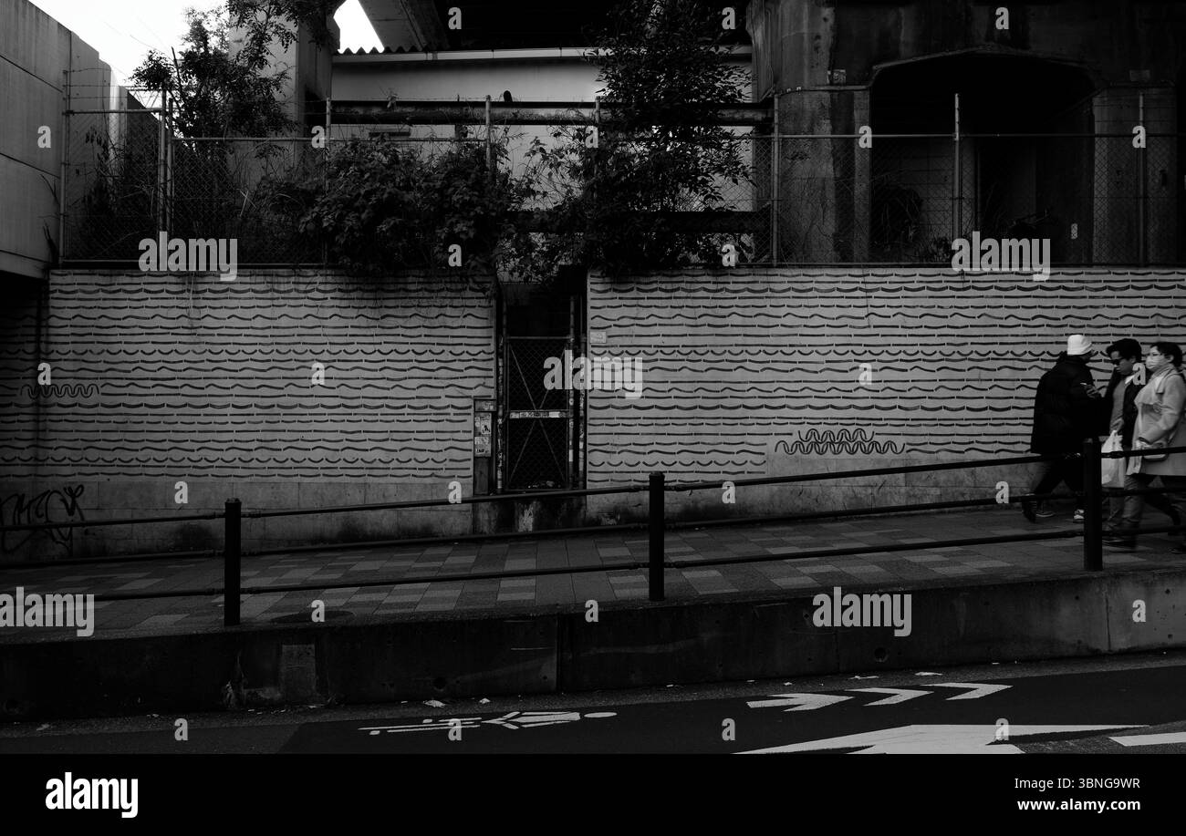 Sottopassaggio monocromatico di Tokyo Street con murale a motivi geometrici Foto Stock