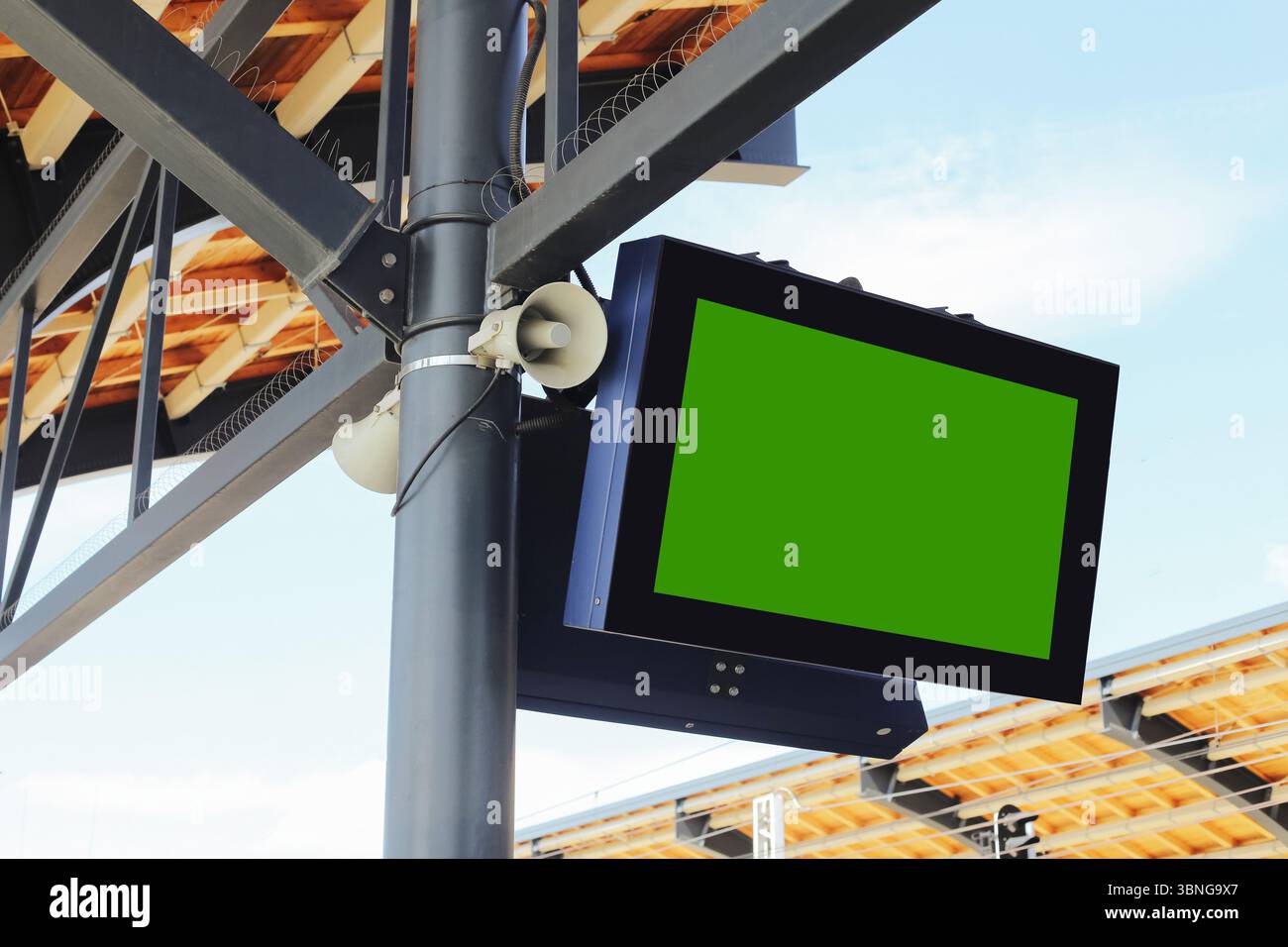 Schermo digitale vuoto con mockup verde. Esposizione di luoghi pubblici sotto il tetto. Monitor vuoto per pubblicità o informazioni. Struttura urbana con esposizione. Foto Stock