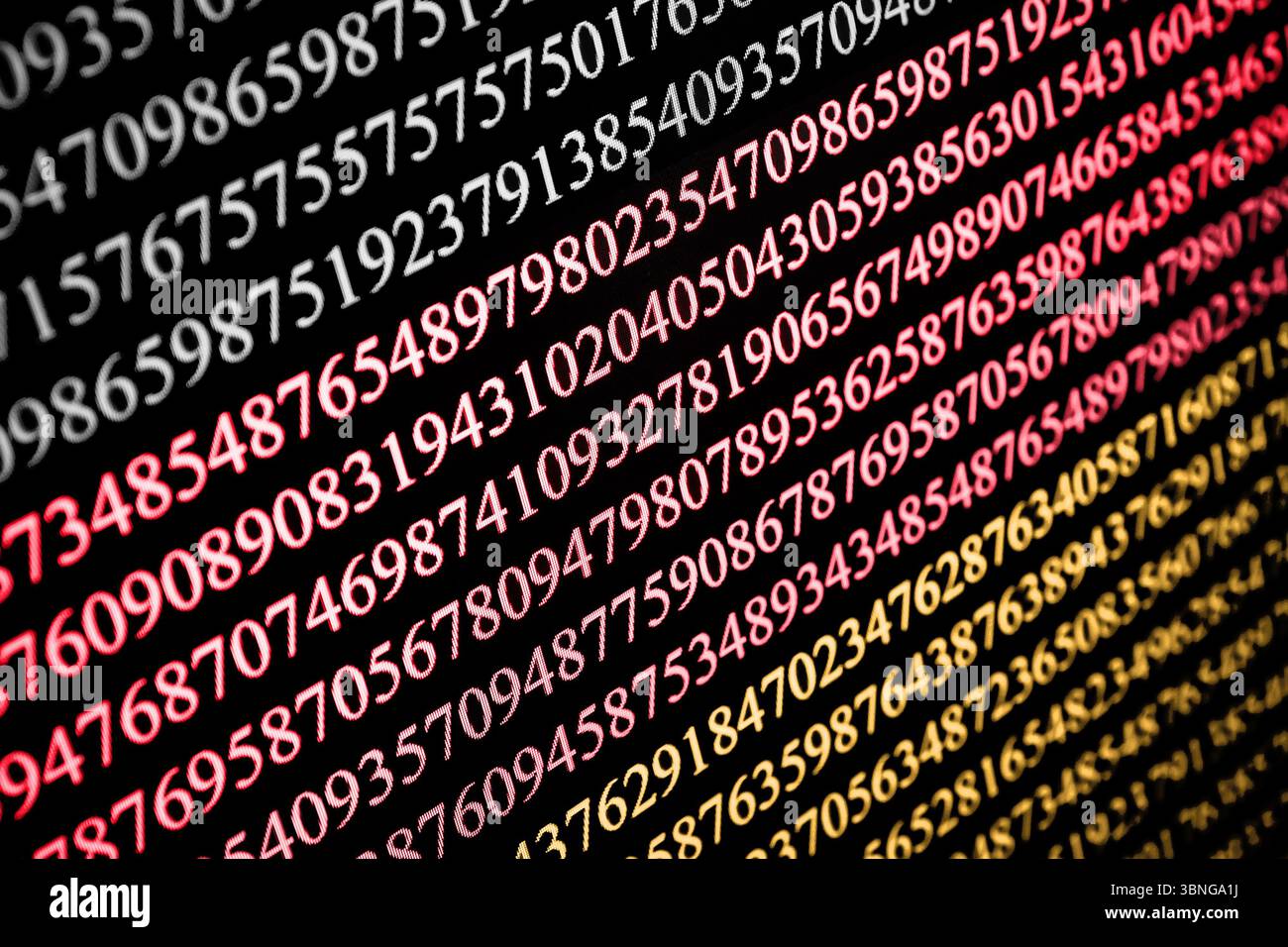 Codice colore bandiera tedesca sullo schermo. Attacco di hacker alla sicurezza informatica nazionale. Cifre rosse gialle e nere. Guerra digitale e violazione dei dati. Foto Stock