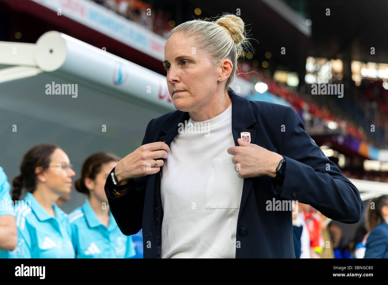 Basilea, Svizzera. 2 luglio 2025. BASILEA, SVIZZERA - 2 LUGLIO: L'allenatore di Norvegia Gemma Grainger prima della partita UEFA EURO 2025 del gruppo A tra Svizzera e Norvegia al St. Jakob-Park il 2 luglio 2025 a Basilea, Svizzera. (Foto di Leiting Gao/Agenzia BSR) credito: Agenzia BSR/Alamy Live News Foto Stock