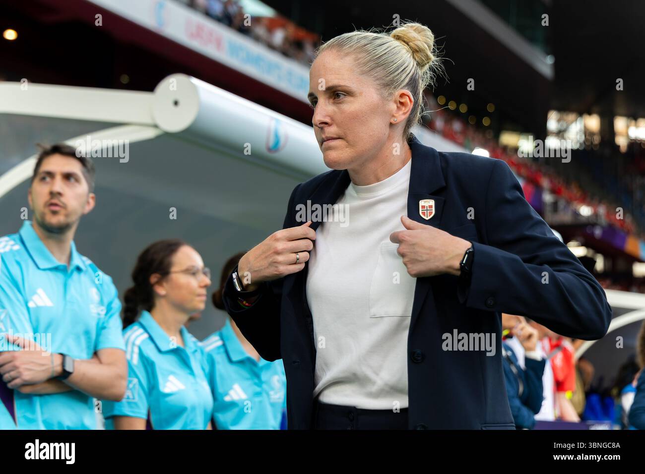 Basilea, Svizzera. 2 luglio 2025. BASILEA, SVIZZERA - 2 LUGLIO: L'allenatore di Norvegia Gemma Grainger prima della partita UEFA EURO 2025 del gruppo A tra Svizzera e Norvegia al St. Jakob-Park il 2 luglio 2025 a Basilea, Svizzera. (Foto di Leiting Gao/Agenzia BSR) credito: Agenzia BSR/Alamy Live News Foto Stock