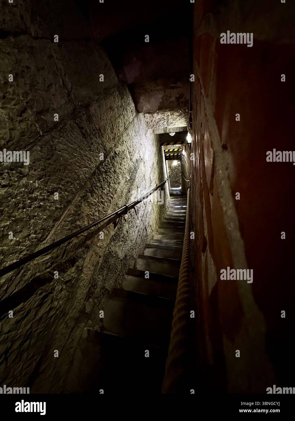 Stretta scala a chiocciola all'interno della torre del museo Belfry of Gand (Belfort van Gent), Belgio. - Immagine stock catturata con smartphone