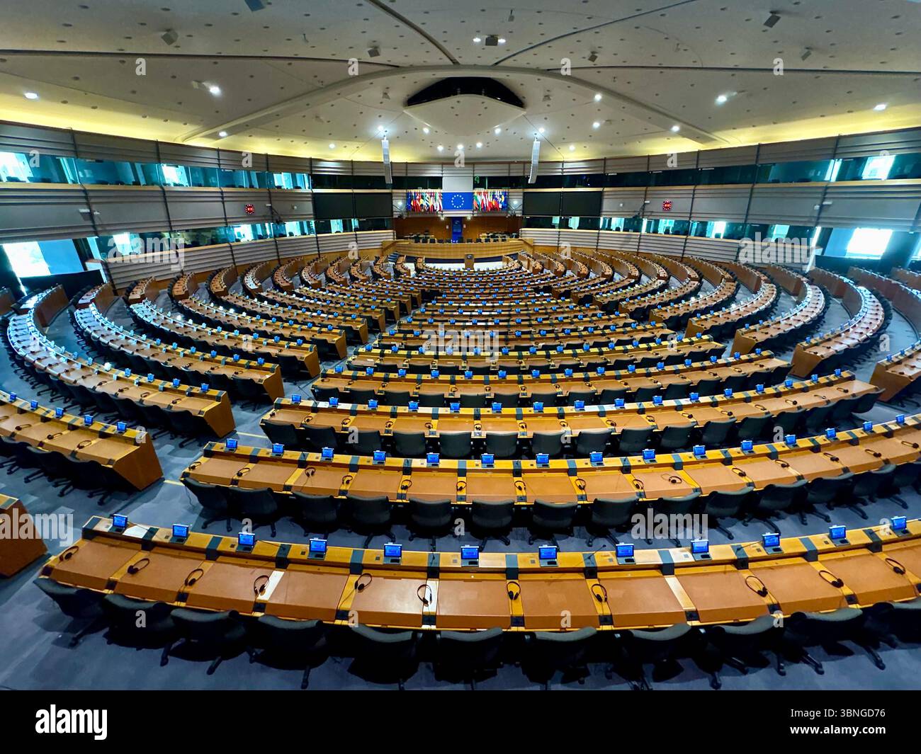 Emiciclo vuoto della camera del Parlamento europeo con posti a sedere semicircolari e scrivanie a Bruxelles, Belgio. - Immagine stock catturata con smartphone