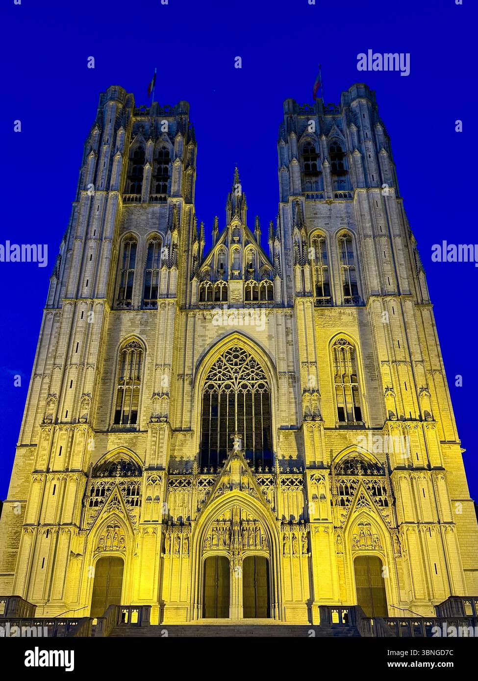 Facciata illuminata della cattedrale di San Michele e San Gudula al crepuscolo a Bruxelles, Belgio. Foto Stock