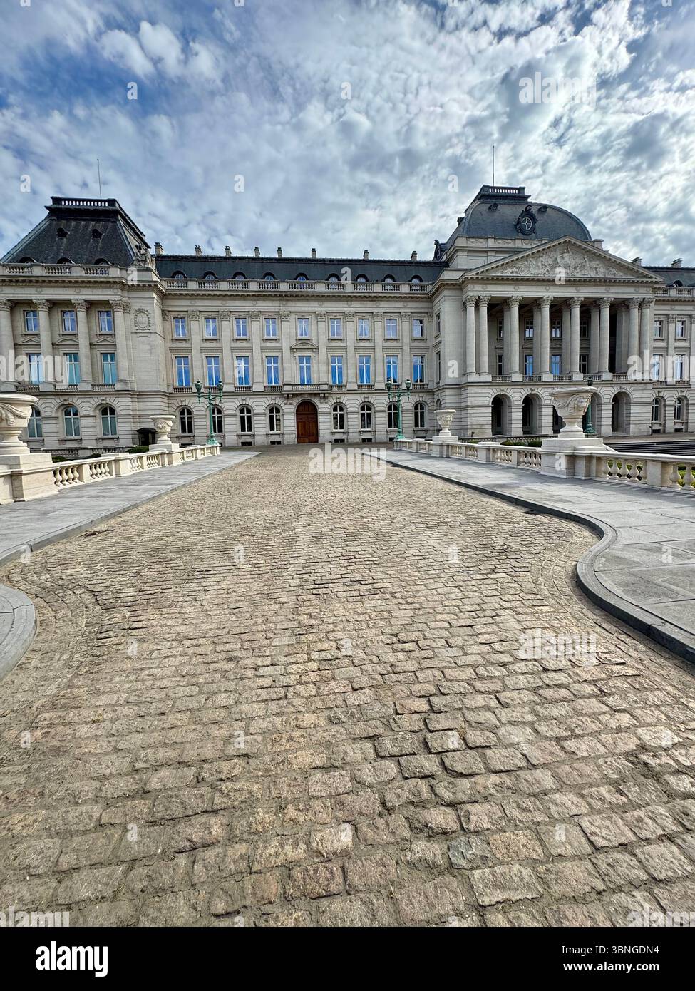 La facciata neoclassica del Palazzo reale e la terrazza acciottolata a Bruxelles, Belgio. - Immagine stock catturata con smartphone