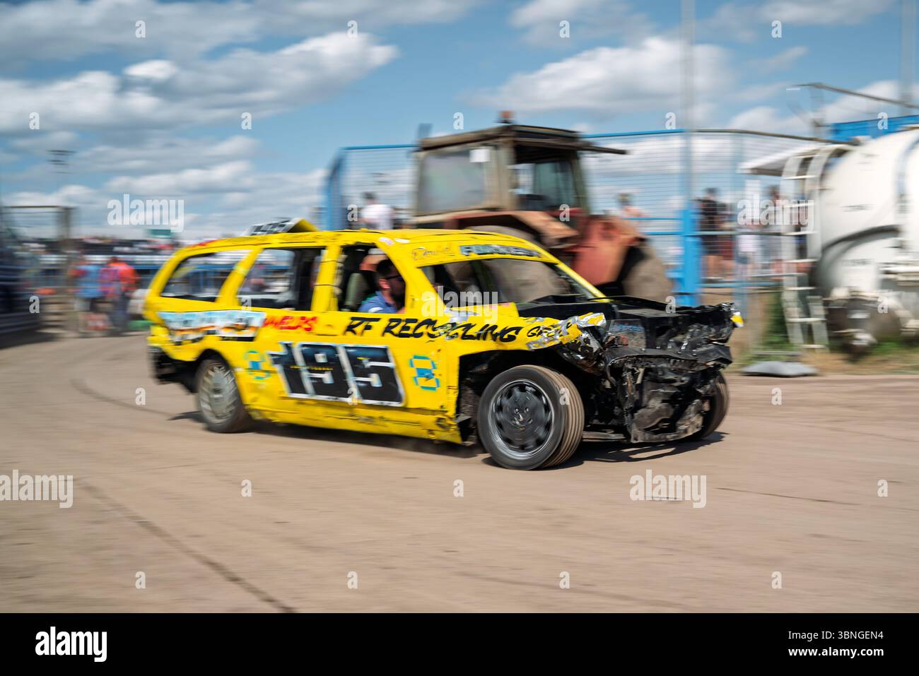 Parte del Banger Racing Meeting in memoria della visione di Paul Butlers per l'Unlimited Banger Celebration, tenutasi presso la Norfolk Arena, Trackstar Racing Foto Stock