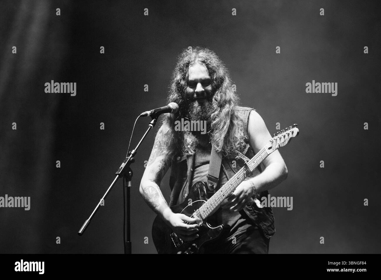 STRAND OF OAKS, GREEN MAN FESTIVAL, 2015: Timothy Showalter of STRAND OF OAKS titola il giardino murato. Il festival musicale Green Man nelle Brecon Beacons Mountains, Glanusk Park, Galles, Regno Unito, il 21 agosto 2015. Fotografia: Rob Watkins/Alamy Live News. INFO: Strand of Oaks è il progetto rock del cantautore e produttore Timothy Showalter (nato il 20 luglio 1982). Originario dell'Indiana, in seguito si stabilì ad Austin, Texas. La sua musica è stata classificata come rock e folk, così come folk rock. Showalter ha pubblicato otto album in studio Foto Stock
