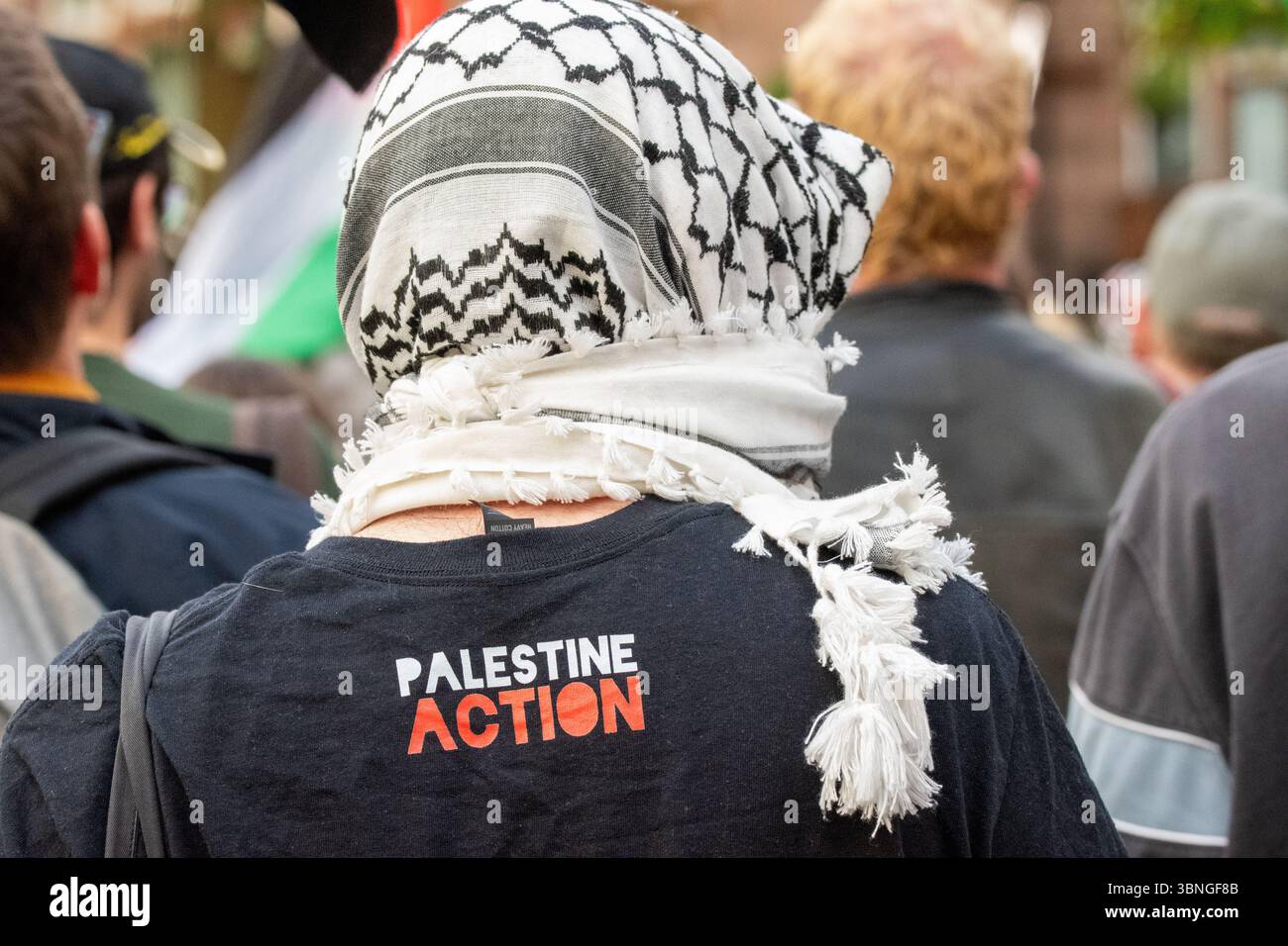 Mentre i deputati del Regno Unito votano per proscrivere la Palestina Action come gruppo terroristico, a Manchester si è tenuta una protesta. I cartelli e le magliette di Palestine Action con Palestine Action sono stati venduti e indossati durante la manifestazione. Gli attivisti hanno marciato attraverso la città con striscioni a sostegno dell'azione del gruppo Palestina. Un piccolo gruppo di Counter demonstartors che sostenevano Israele tenne una certa distanza dalla protesta principale. Manchester Regno Unito. Credito fotografico garyrobertsphotografia Foto Stock